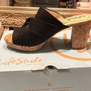 Life Stride peep toe canvas sandals, never worn